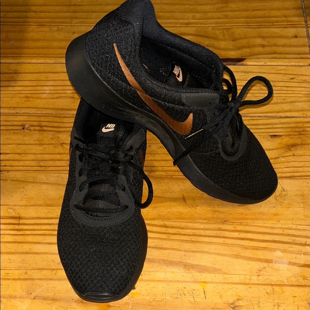 Nike Women's Tanjun Black and Rose Gold Sneakers - Picture 4 of 4